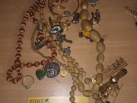 Lot 48 - lot juwelen, spelden en medailles