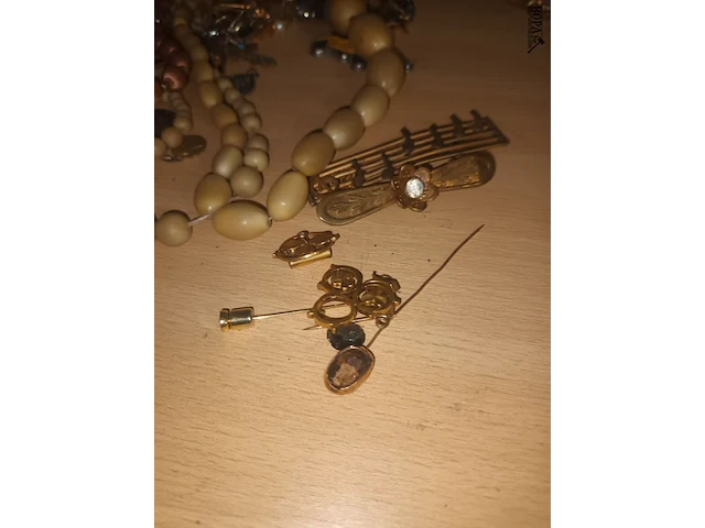 Lot 48 - lot juwelen, spelden en medailles - afbeelding 2 van  4