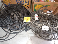 Lot 48 - lot verlengkabels en verdeelstekkers - afbeelding 1 van  3
