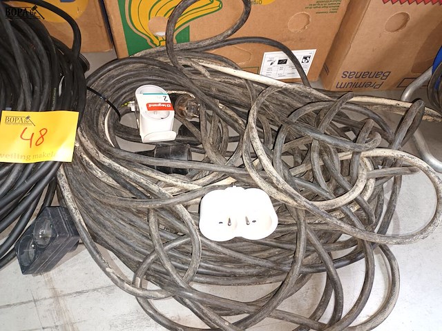 Lot 48 - lot verlengkabels en verdeelstekkers - afbeelding 3 van  3