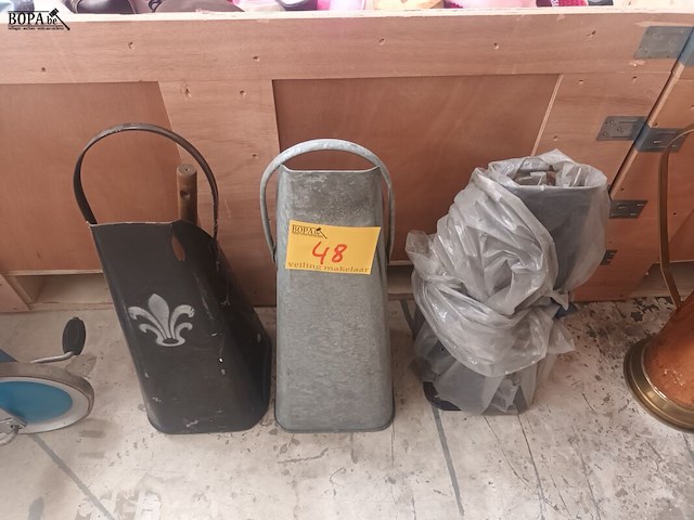 Lot 48 - metalen kolenkit. 3 stuks - afbeelding 1 van  4