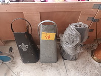Lot 48 - metalen kolenkit. 3 stuks - afbeelding 1 van  4
