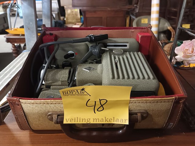 Lot 48 - oude filmprojector eumig - afbeelding 1 van  4