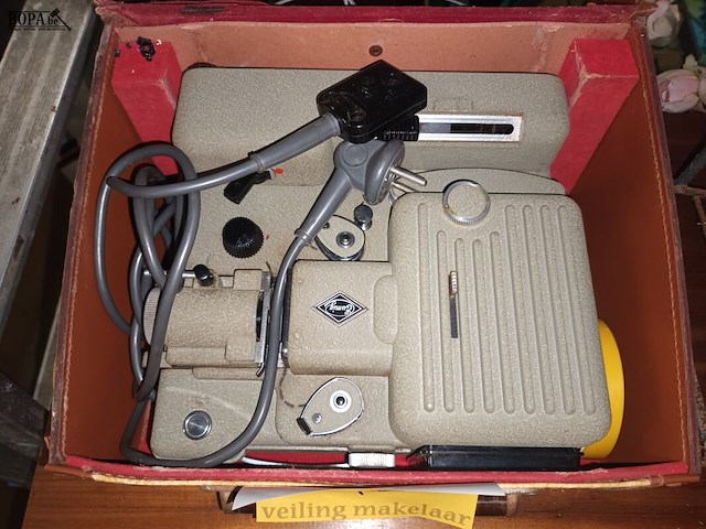 Lot 48 - oude filmprojector eumig - afbeelding 2 van  4