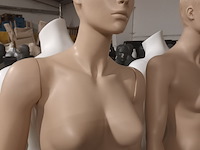 Lot 48 - paspop vrouw huidskleur op voet - afbeelding 3 van  3