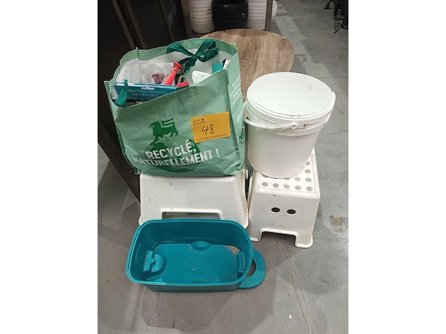 Lot 48 - poetsmateriaal en opstapjes - afbeelding 1 van  4