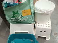 Lot 48 - poetsmateriaal en opstapjes - afbeelding 1 van  4