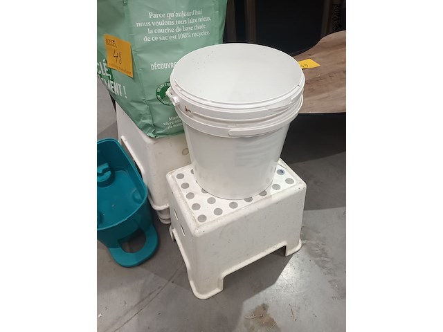 Lot 48 - poetsmateriaal en opstapjes - afbeelding 2 van  4