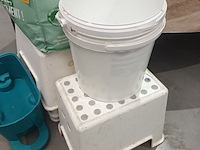 Lot 48 - poetsmateriaal en opstapjes - afbeelding 2 van  4