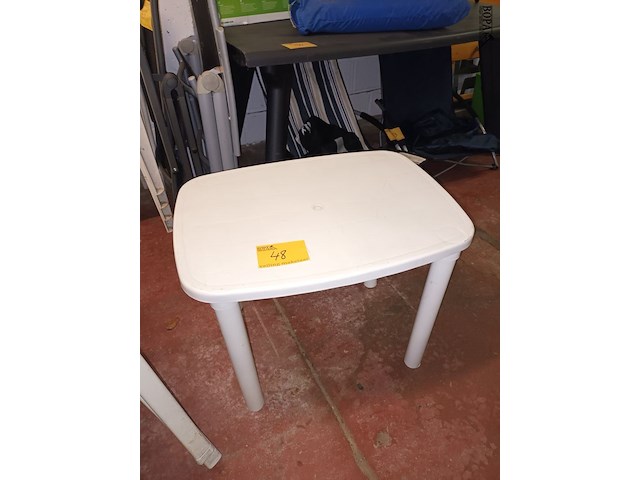 Lot 48 - pvc tafeltje - afbeelding 1 van  2