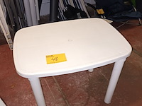 Lot 48 - pvc tafeltje - afbeelding 1 van  2
