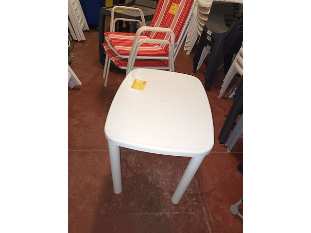 Lot 48 - pvc tafeltje - afbeelding 2 van  2