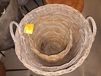 Lot 48 - rieten mand. 3 stuks - afbeelding 2 van  3