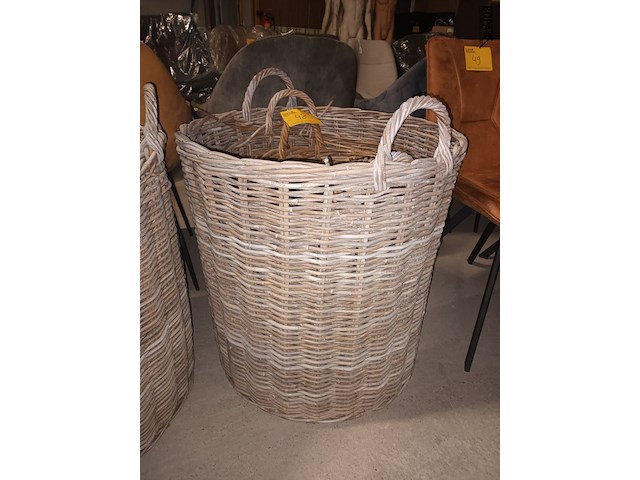 Lot 48 - rieten mand. 3 stuks - afbeelding 3 van  3