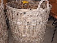 Lot 48 - rieten mand. 3 stuks - afbeelding 3 van  3