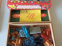 Lot 48 - stempels. 2 doosjes - afbeelding 1 van  2