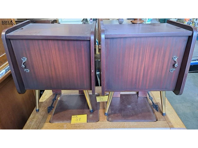 Lot 48 - twee identieke vintage nachtkast koperen afwerking en fineer - afbeelding 1 van  4