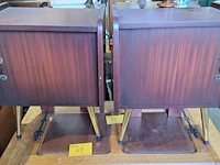 Lot 48 - twee identieke vintage nachtkast koperen afwerking en fineer - afbeelding 1 van  4