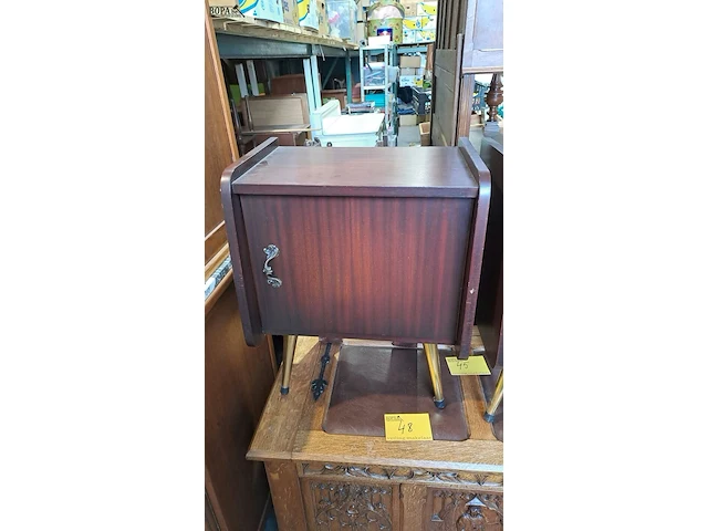 Lot 48 - twee identieke vintage nachtkast koperen afwerking en fineer - afbeelding 2 van  4