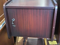 Lot 48 - twee identieke vintage nachtkast koperen afwerking en fineer - afbeelding 2 van  4