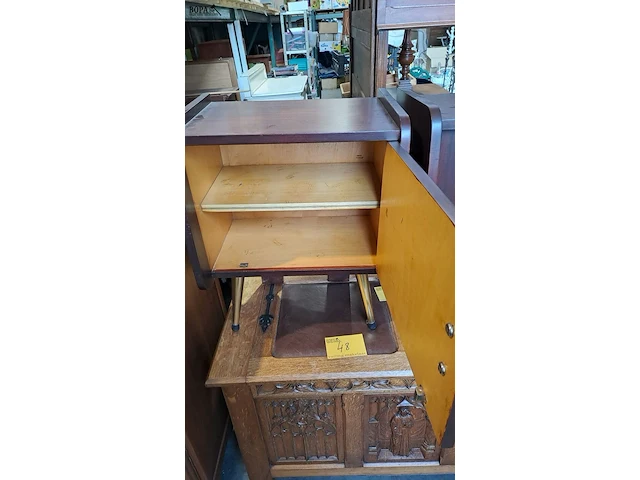 Lot 48 - twee identieke vintage nachtkast koperen afwerking en fineer - afbeelding 3 van  4