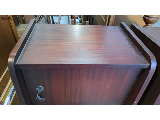 Lot 48 - twee identieke vintage nachtkast koperen afwerking en fineer - afbeelding 4 van  4