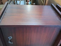 Lot 48 - twee identieke vintage nachtkast koperen afwerking en fineer - afbeelding 4 van  4