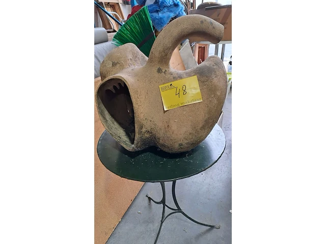 Lot 48 - unieke bloempot, assymmetrische appel - afbeelding 1 van  4