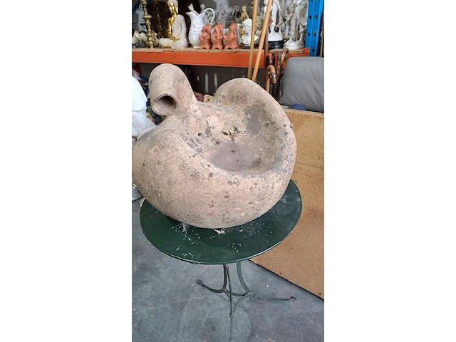 Lot 48 - unieke bloempot, assymmetrische appel - afbeelding 2 van  4