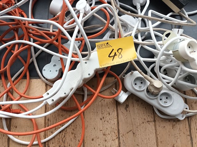 Lot 48 - verlengkabels en verdeelstekkers. 9 stuks - afbeelding 3 van  3