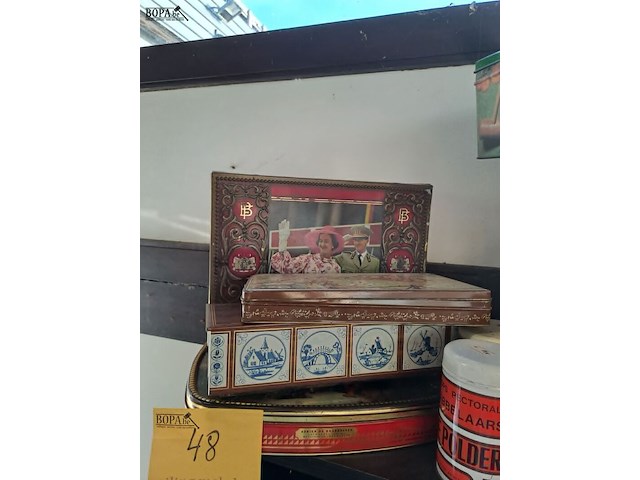 Lot 48 - vintage blikken dozen allerlei - afbeelding 2 van  4