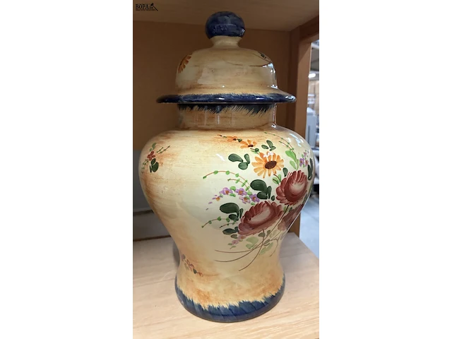 Lot 48 - vintage handgeschilderde keramieken dekselvaas - afbeelding 1 van  3