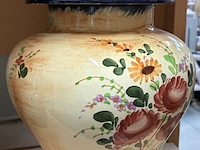 Lot 48 - vintage handgeschilderde keramieken dekselvaas