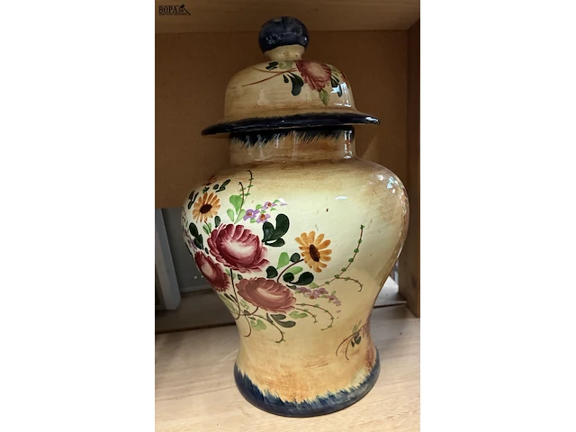 Lot 48 - vintage handgeschilderde keramieken dekselvaas - afbeelding 2 van  3
