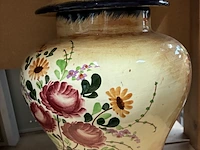 Lot 48 - vintage handgeschilderde keramieken dekselvaas - afbeelding 2 van  3