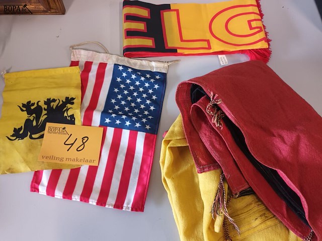 Lot 48 - vlaggen. 4 stuks - afbeelding 1 van  4