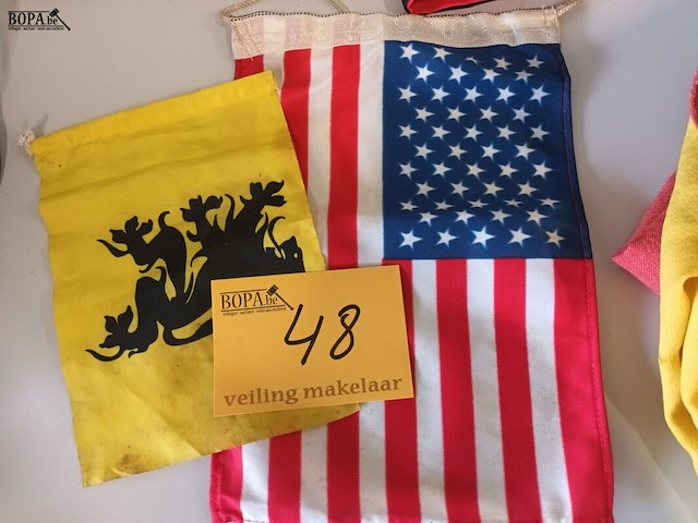 Lot 48 - vlaggen. 4 stuks - afbeelding 2 van  4