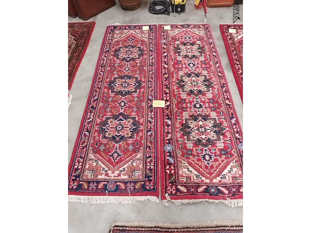 Lot 480 - handgeweven oosters tapijt. 2 stuks - afbeelding 1 van  4