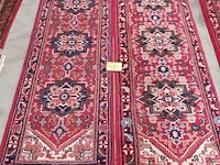 Lot 480 - handgeweven oosters tapijt. 2 stuks