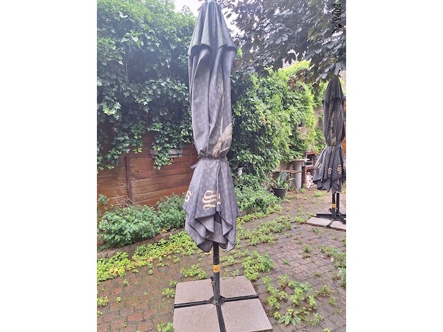 Lot 480 - parasol met stervoet - afbeelding 1 van  1