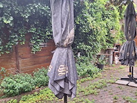 Lot 480 - parasol met stervoet - afbeelding 1 van  1