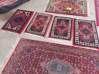 Lot 481 - handgeweven oosters tapijt. 7 stuks