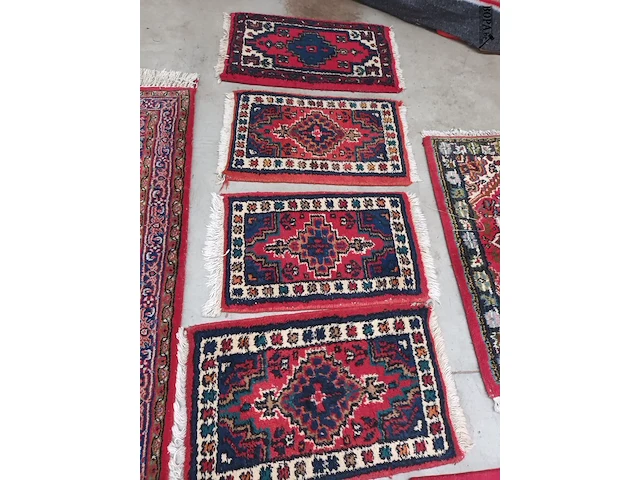 Lot 481 - handgeweven oosters tapijt. 7 stuks - afbeelding 4 van  9