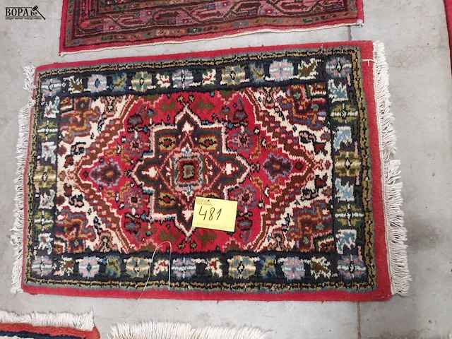 Lot 481 - handgeweven oosters tapijt. 7 stuks - afbeelding 6 van  9