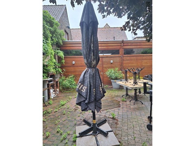 Lot 481 - parasol met stervoet - afbeelding 1 van  1