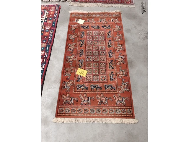 Lot 482 - handgeweven oosters tapijt - afbeelding 1 van  5