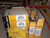 Lot 482 - nietjes bostitch. 12 stuks - afbeelding 1 van  2