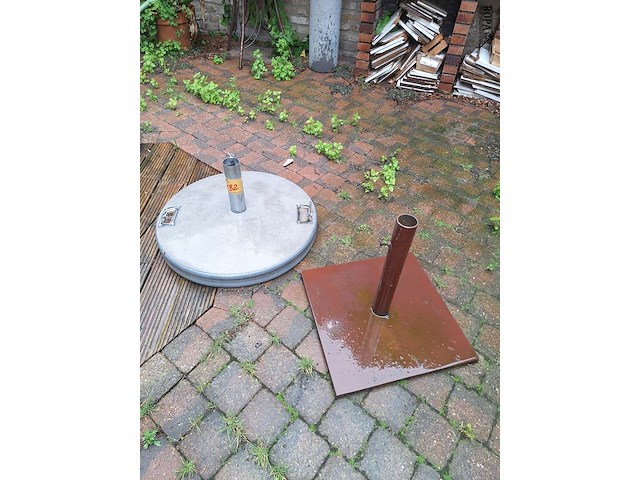 Lot 482 - parasolvoet. 2 stuks - afbeelding 1 van  1