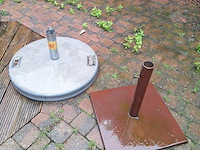 Lot 482 - parasolvoet. 2 stuks - afbeelding 1 van  1