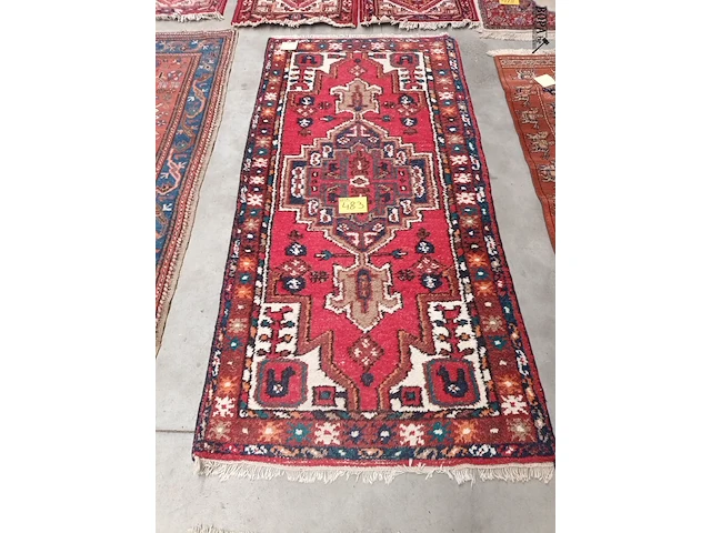 Lot 483 - handgeweven oosters tapijt - afbeelding 1 van  3